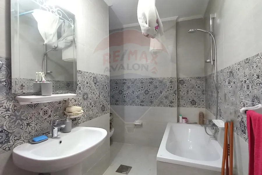 شقة للبيع 110 م محرم بك ( خطوات من محور المحمودية )