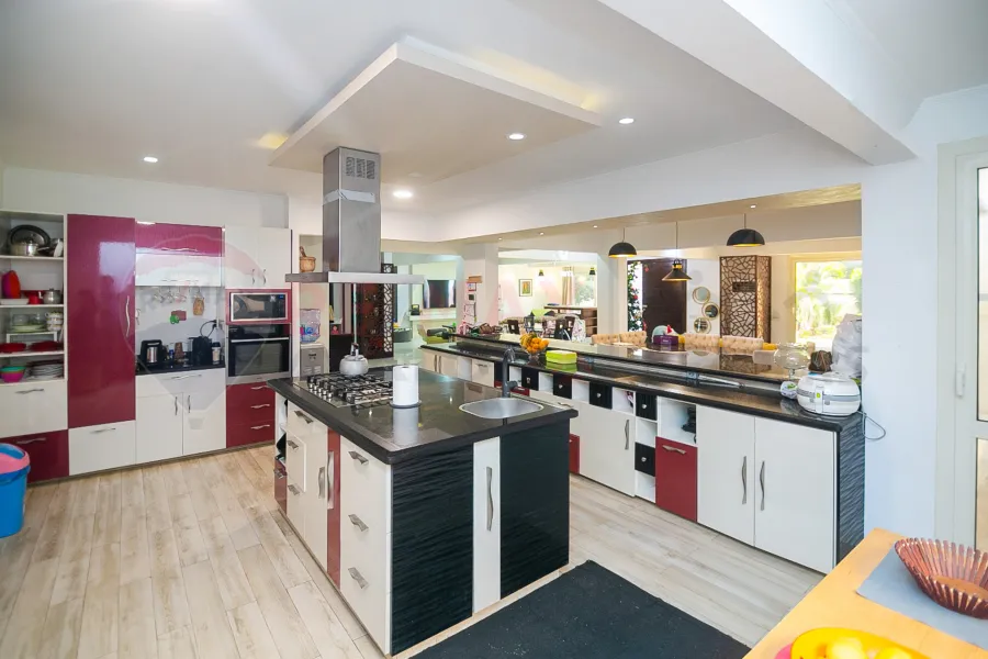 فيلا ستاند الون للبيع 1,100 م كينج مريوط ( خطوات من الهيلتون)