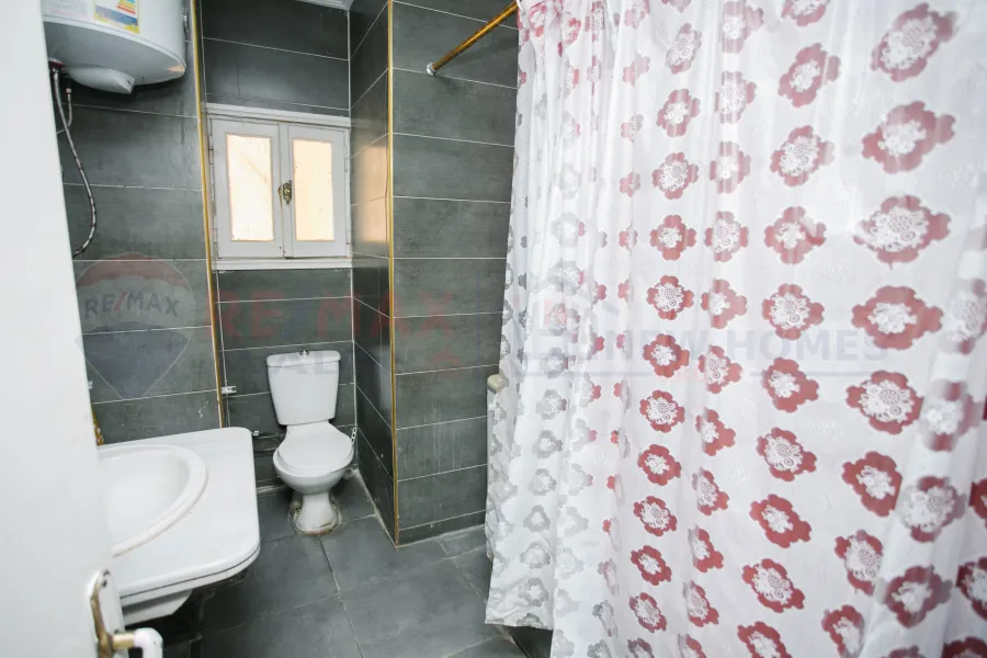 شقة للبيع 120 م سيدي بشر(علي البحر مباشرة)