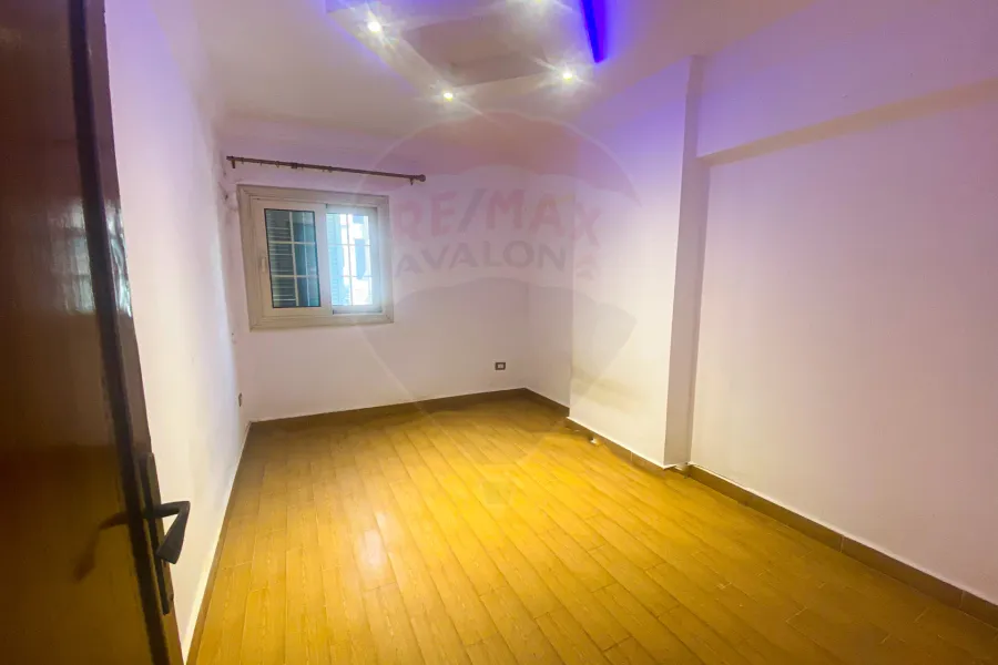 شقة للايجار110 م رشدي ( علي الترام مباشره)