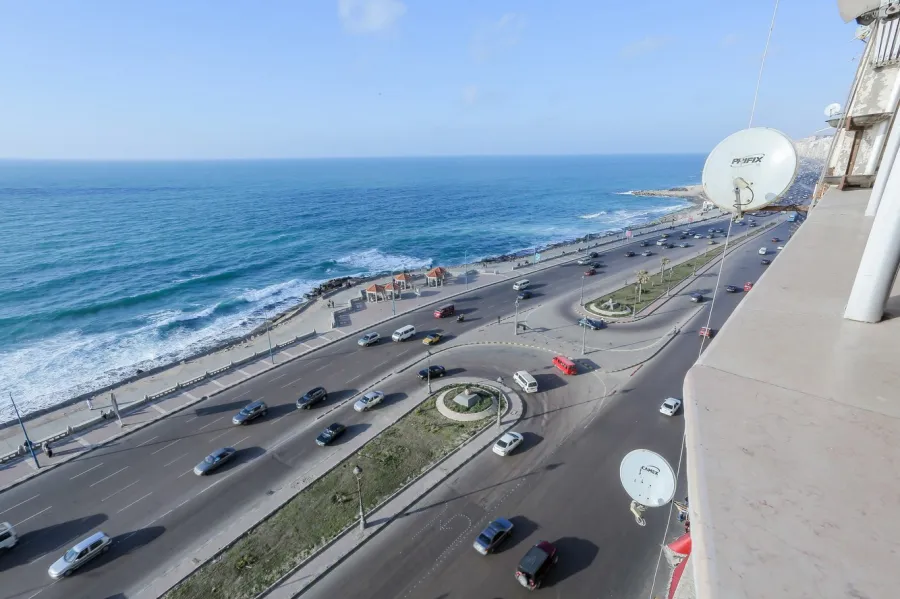 شقة للبيع 206م كامب شيزار (علي البحر مباشرة)