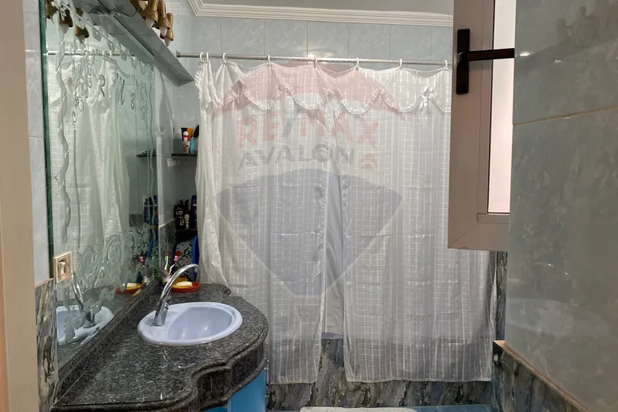 شقة للبيع 250 م جناكليس (ش أبوقير)