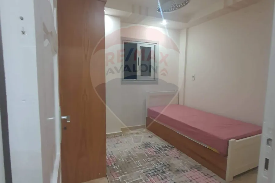 شقة للايجار المفروش 130 م كامب شيزار (تاني نمرة من البحر)