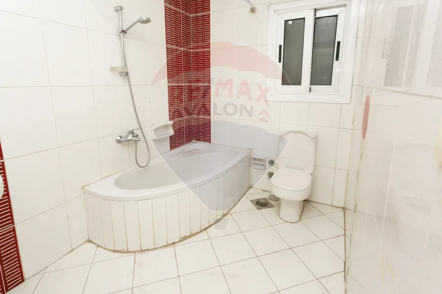 شقة للبيع 225 م لوران (علي الترام مباشرة)