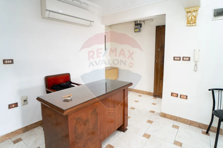 يزان إداري للبيع 120 م كامب شيزار (شارع كلية الهندسه احمد قمحه الرئيسي - بالقرب من الترام وشارع ابوقير والبحر)