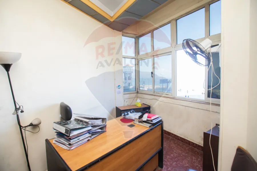 شقة إدارى للإيجار 170 م ميامى (على البحر مباشرة)