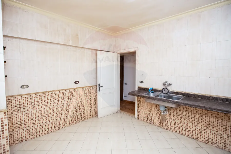 شقة للبيع  170م كفر عبده  (ش امير البحار - خطوات من ش ابوقير الرئيسي