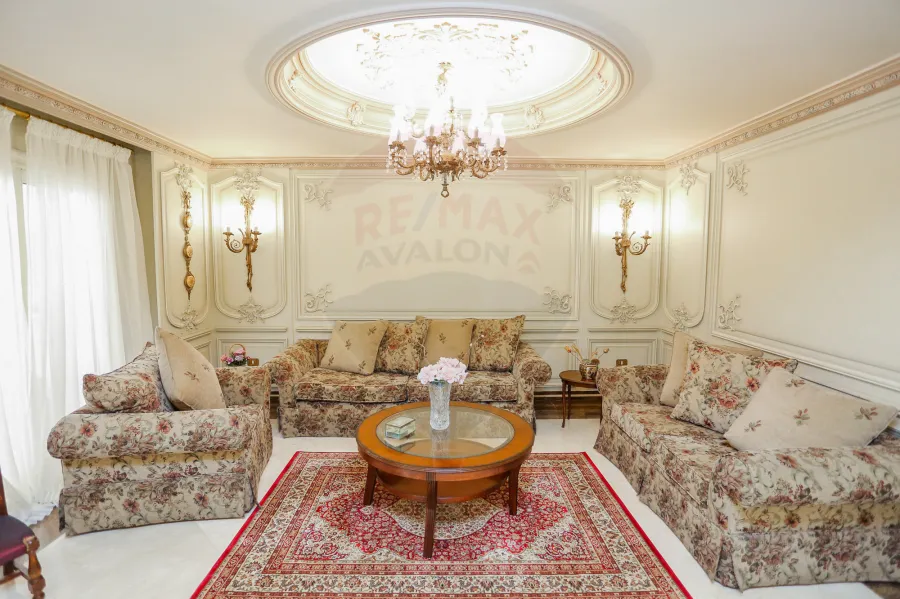 شقه للبيع  250 م كفر عبده ( خطوات من ميدان سانت جيني )