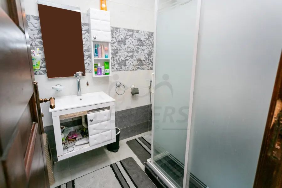 شقة للبيع 190 م كامب شيزار (علي الترام مباشرةً)