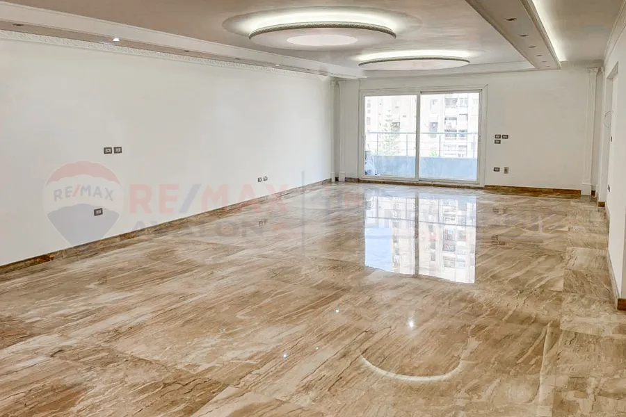 شقة للايجار 270 م رشدي (علي الترام)