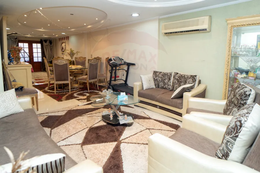 شقة للبيع  190 م سموحة (ش فوزي معاذ)