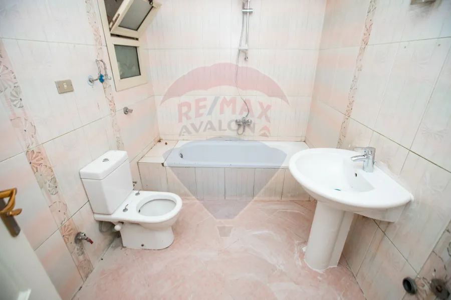 مقر ادارى للايجار 250 م  سان ستيفانو (على الترام مباشرة - خطوات من البحر)