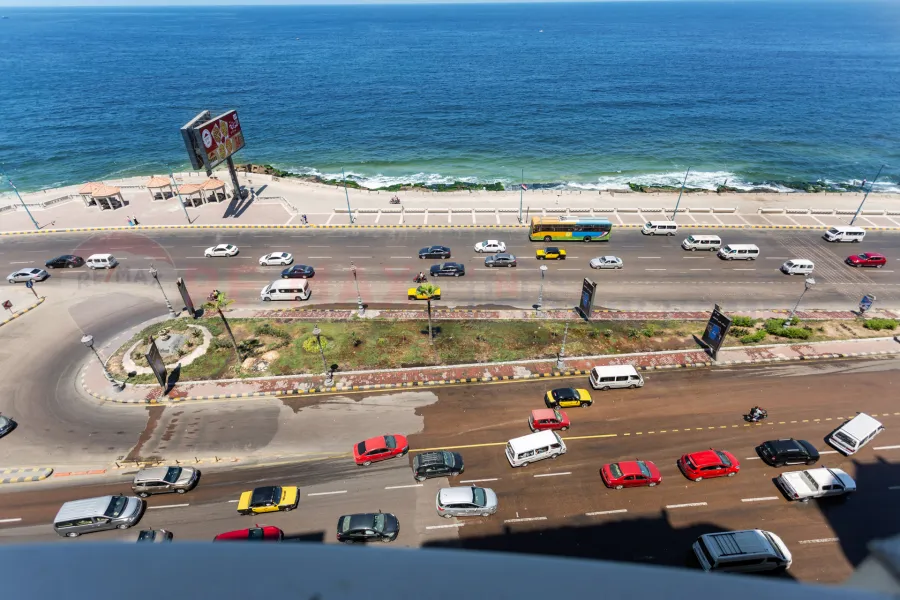 شقة للبيع 225 م كامب شيزار (علي البحر مباشرة)