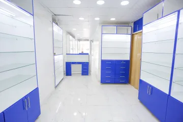 صيدليه للايجار 42 م كامب شيزار - شارع رئيسي - (بالقرب من كليه هندسة)