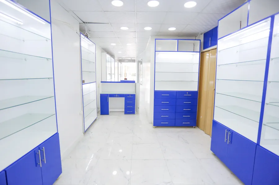 صيدليه للايجار 42 م كامب شيزار - شارع رئيسي - (بالقرب من كليه هندسة)