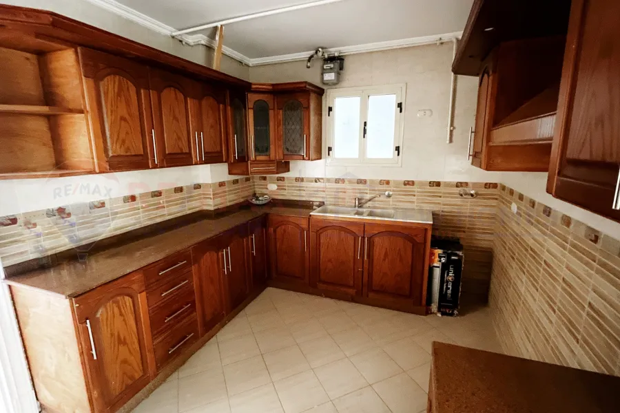 شقة للايجار 186 م سموحة (ش فوزي معاذ)