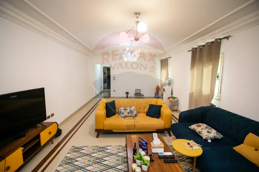 شقة للبيع 188 م الأزاريطة (علي الترام مباشرة)