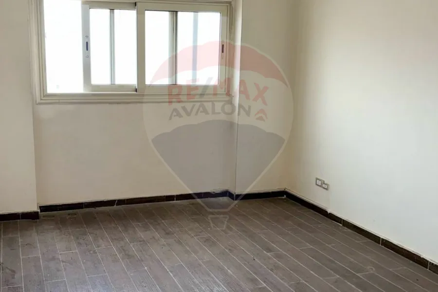 شقة للايجار 170 م سبورتنج (علي الترام مباشر)