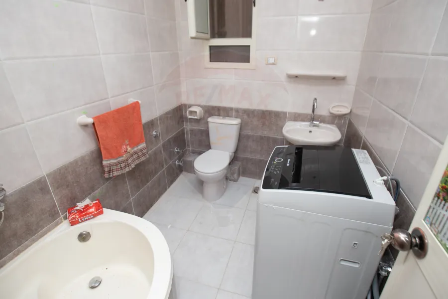 شقة للإيجار المفروش 110 م كامب شيزار(ش عمر لطفى)