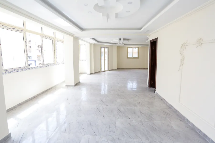 شقة دوبلكس مسجلة شهر عقارى للبيع 400 م لوران (ش شعراوى علي الترام مباشرة)