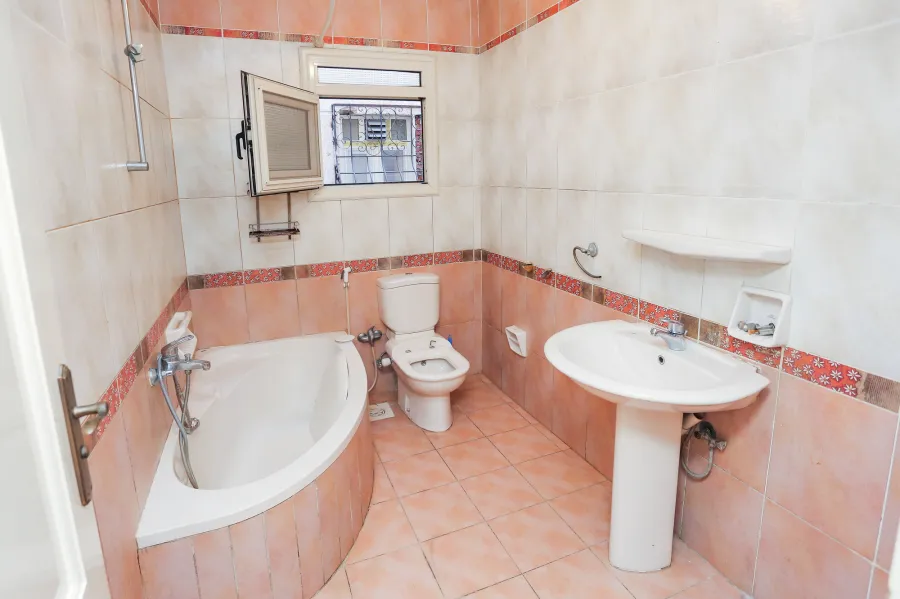 شقة للبيع 235م سموحة (تقاطع ش مصطفي كامل مع ش بهاء الدين الغتورى)