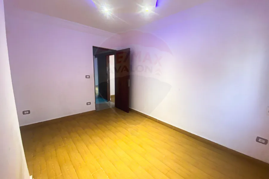 شقة للايجار110 م رشدي ( علي الترام مباشره)