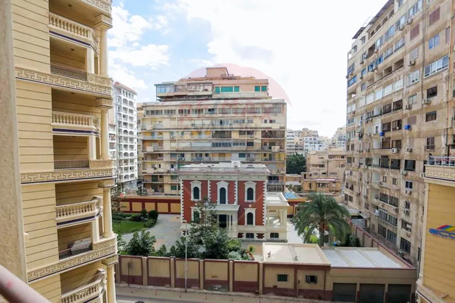 شقة للبيع 560 م رشدي (علي البحر مباشرة)