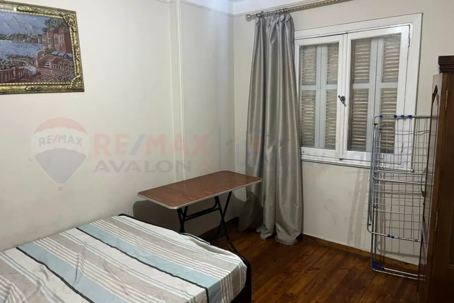 شقة للايجار المفروش 100 م  سبورتنج (علي البحر مباشرة)