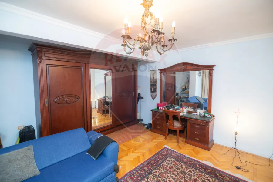 شقة دوبلكس للبيع 300 م الازاريطة (ش الاسكندر الاكبر - خطوات من البحر )