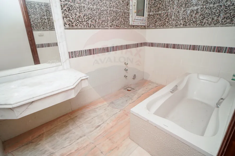 شقة للبيع 230 م جليم (ش أبو قير) - أول سكن