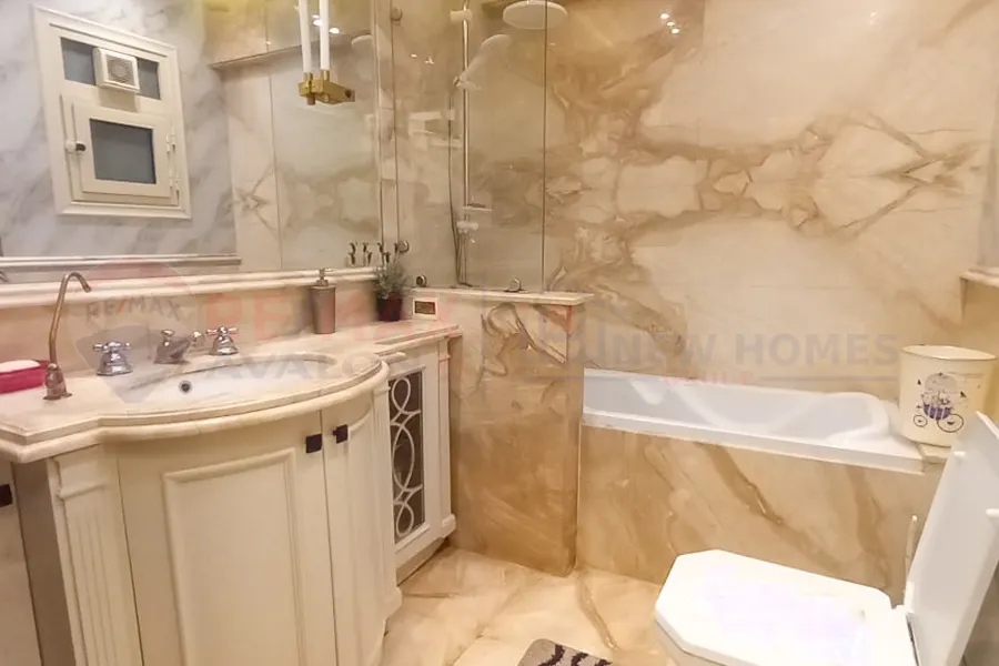 شقة للبيع 270 م سموحة (ش البرت الأول)