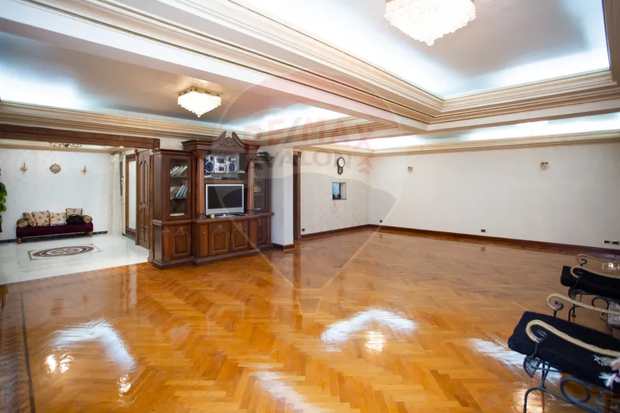 شقة مسجلة للبيع 271 م رشدي (المعسكر الرومانى)