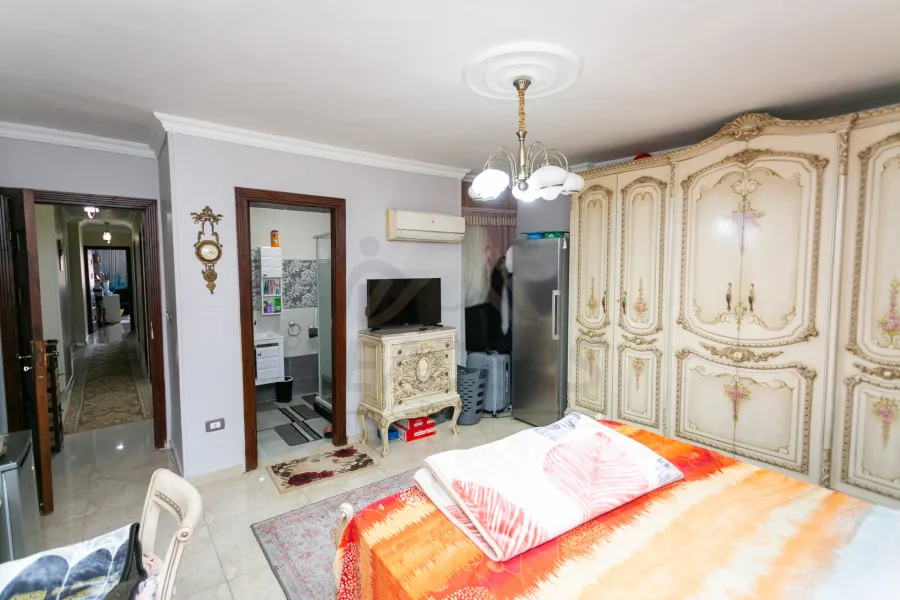 شقة للبيع 190 م كامب شيزار (علي الترام مباشرةً)