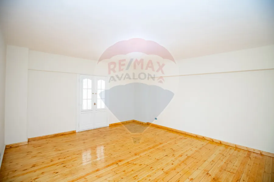 مقر ادارى للايجار 250 م  سان ستيفانو (على الترام مباشرة - خطوات من البحر)