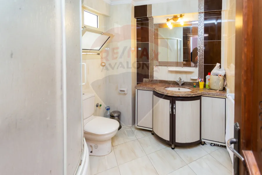 شقة للبيع 275 م كفر عبده (ش سكينة بنت الحسين)