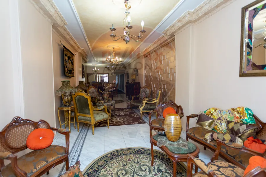 شقة للبيع 195 م  سيدي بشر (ش صالح حمدي)