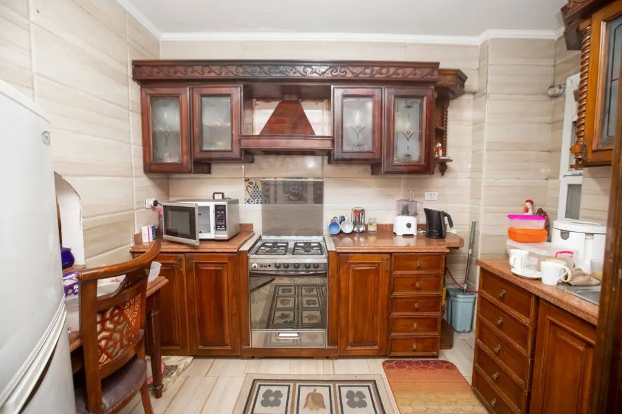 شقة للبيع 145م كامب شيزار (علي البحر مباشرة)