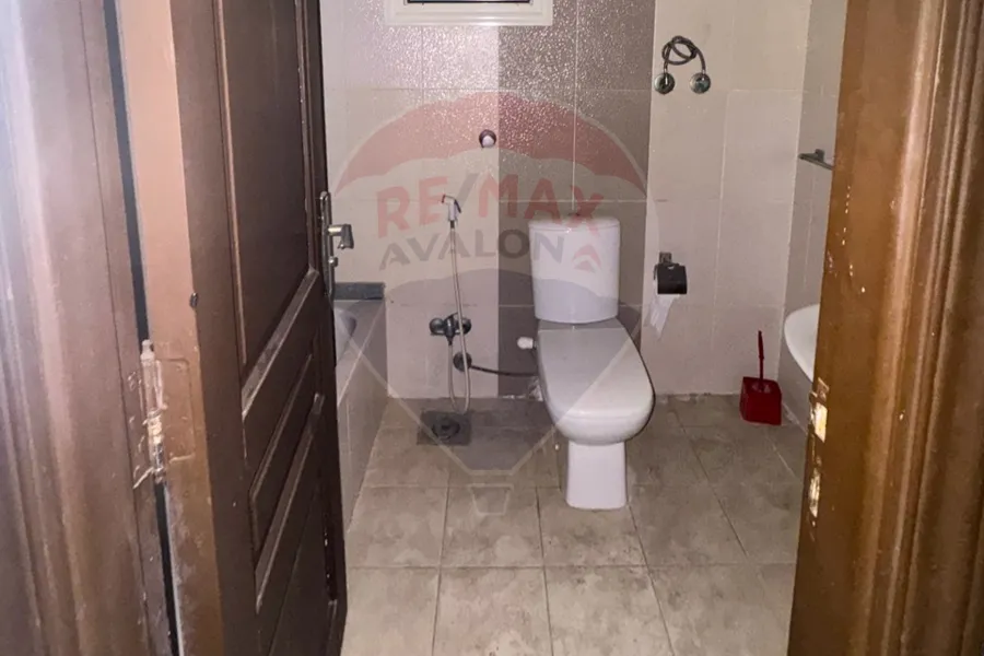 شقة للايجار 170 م سبورتنج (علي الترام مباشر)