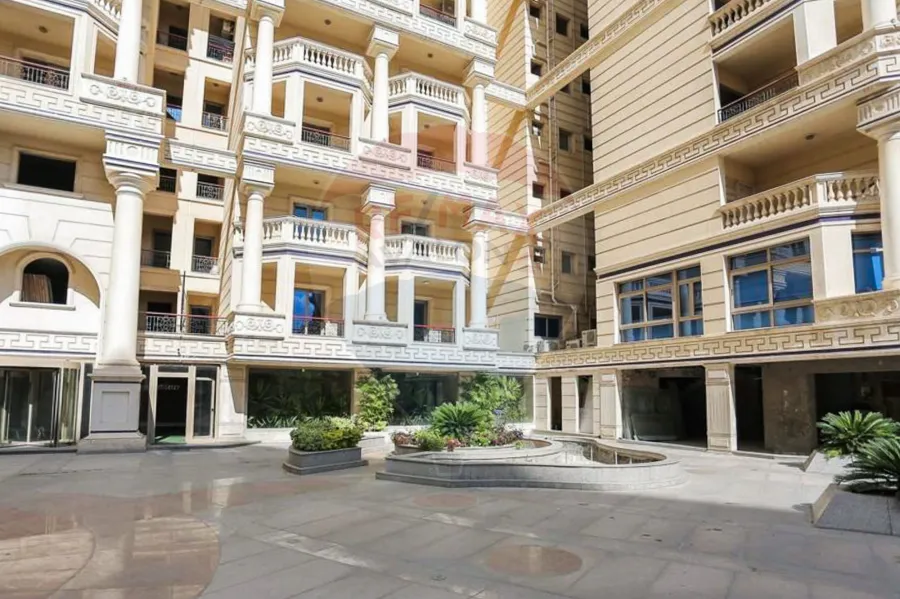 شقة للبيع 560 م رشدي (علي البحر مباشرة)