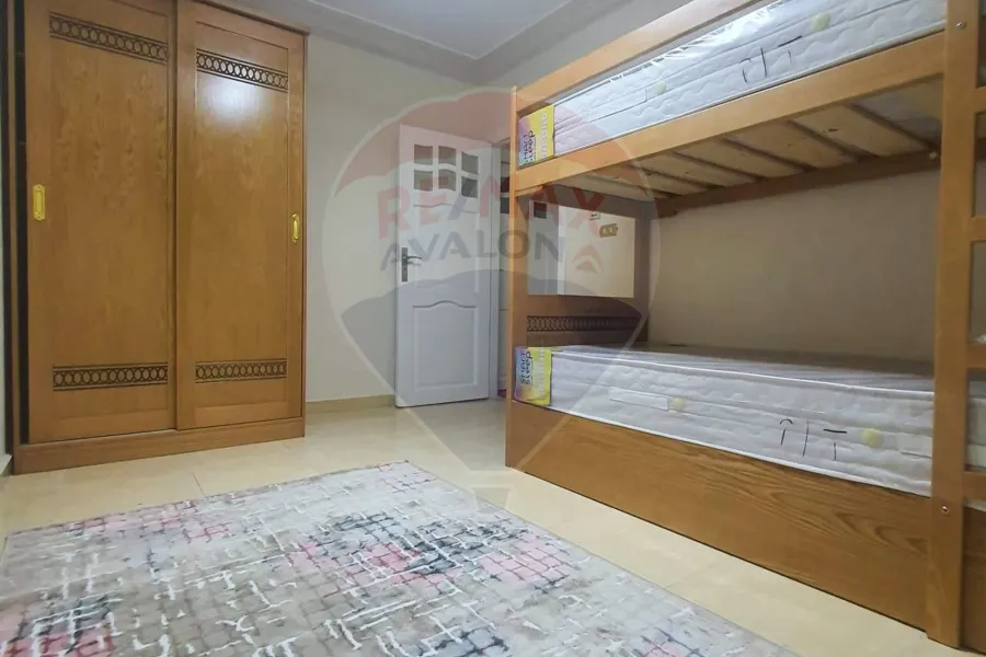 شقة للايجار المفروش 130 م كامب شيزار (تاني نمرة من البحر)