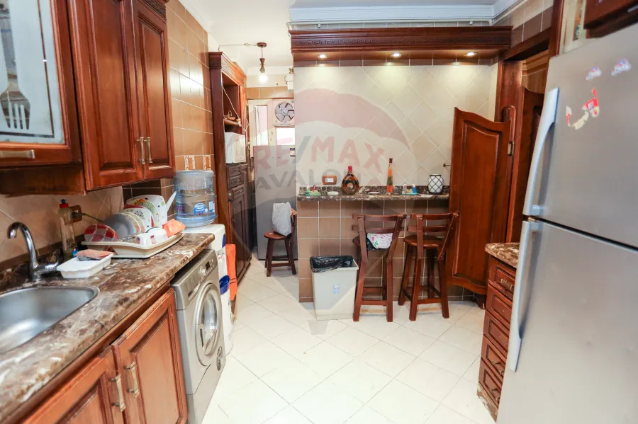 شقه للبيع 265 م صافي جليم (شارع ابوقير مباشرة - تطل علي ميدان جليم)