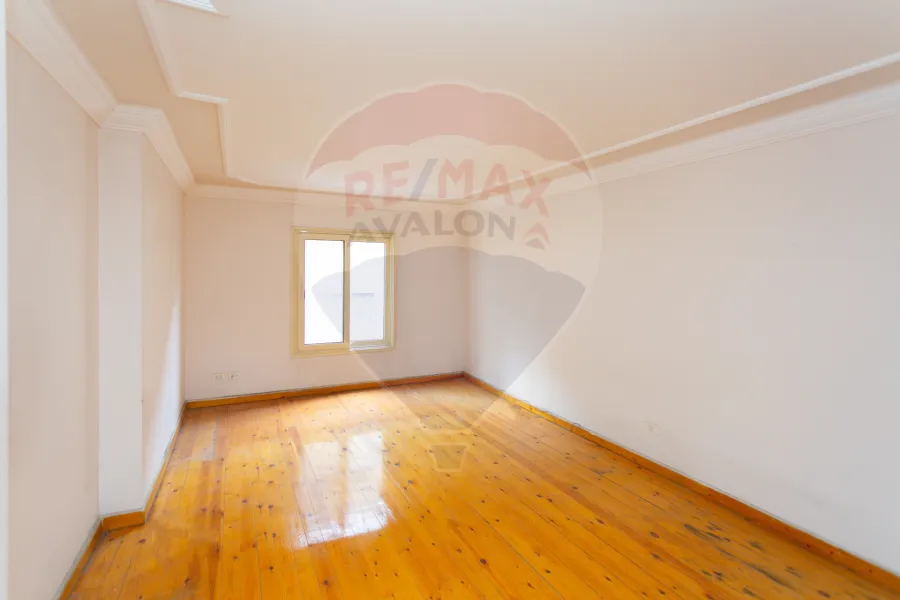 شقة للبيع 225 م لوران (علي الترام مباشرة)