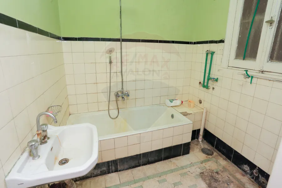 شقة اداري او سكني للايجار 100 م الأزاريطة (خطوات من البحر)