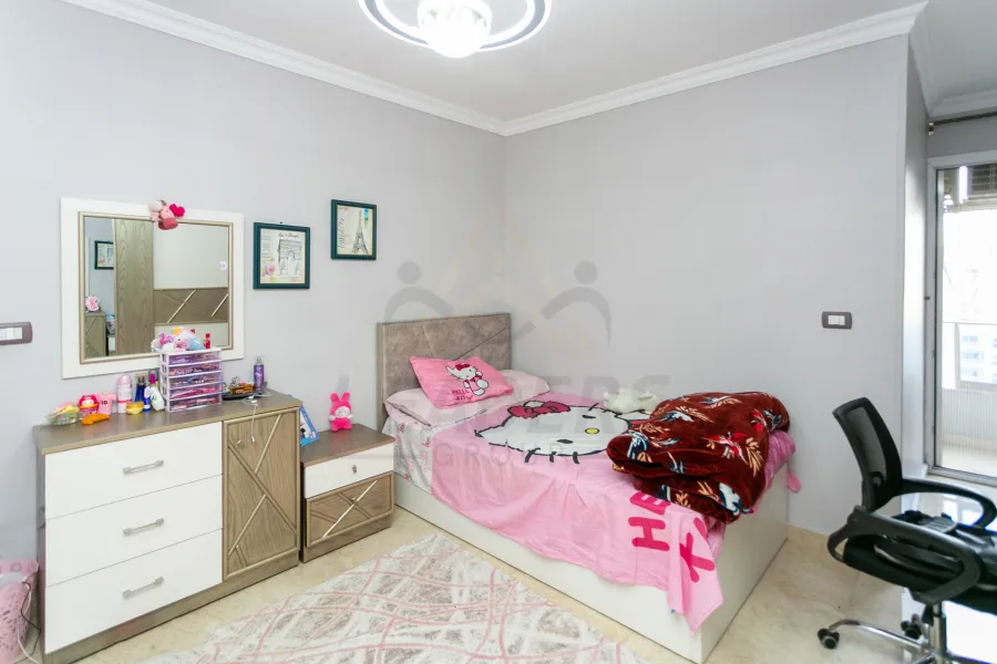 شقة للبيع 190 م كامب شيزار (علي الترام مباشرةً)