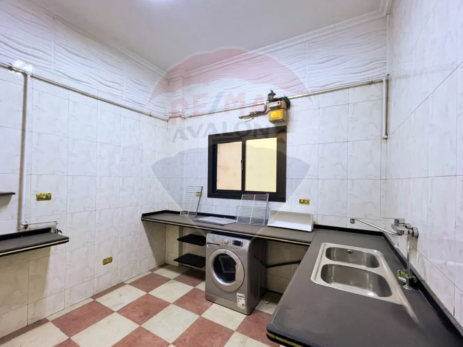 شقة للإيجار 160 م زيزينيا (علي الترام مباشر)