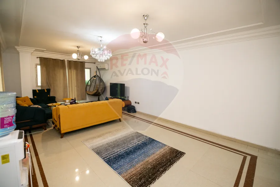 شقة للبيع 188 م الأزاريطة (علي الترام مباشرة)