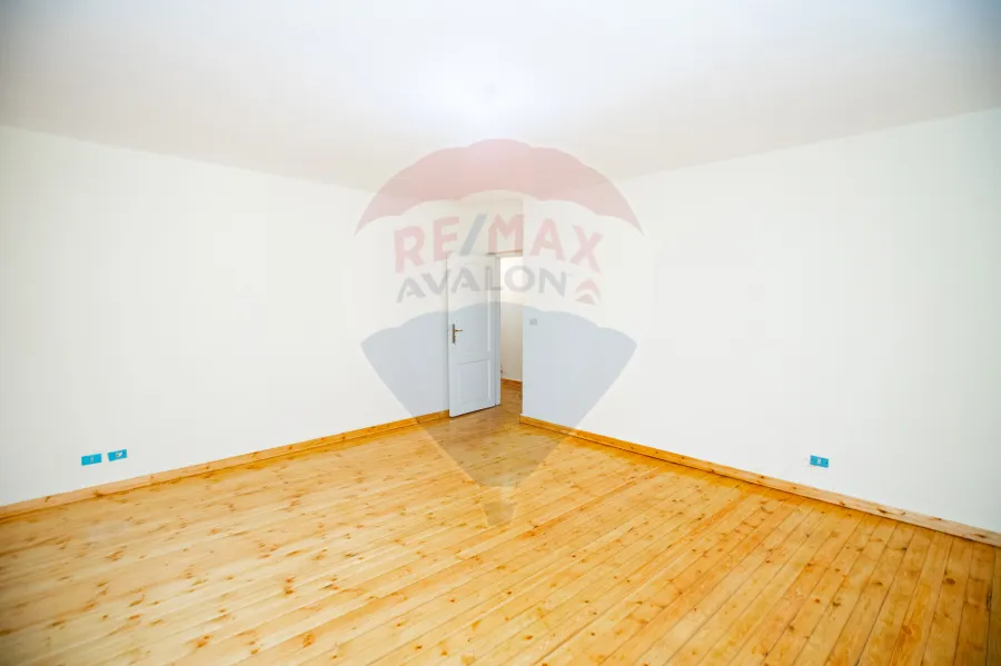 مقر ادارى للايجار 250 م  سان ستيفانو (على الترام مباشرة - خطوات من البحر)