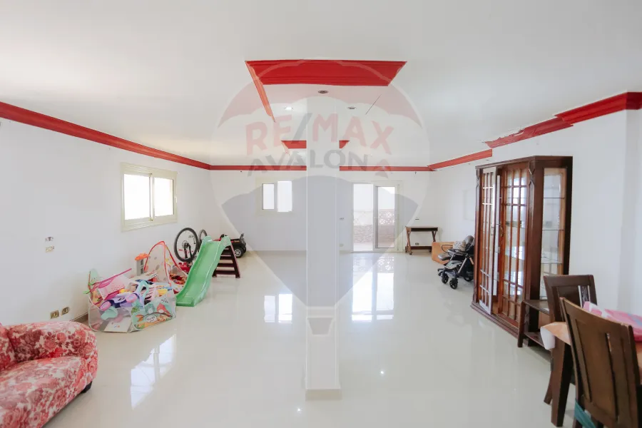 شقة للبيع 500 م سبورتنج (علي البحر مباشرة)