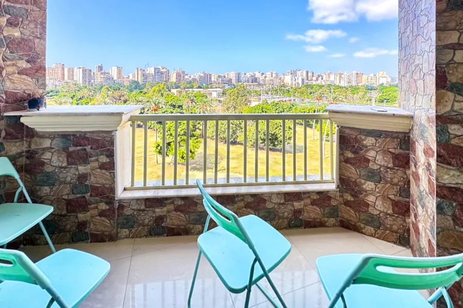 شقة للايجار المفروش 200 م سبورتنج (خطوات من نادي سبورتنج)