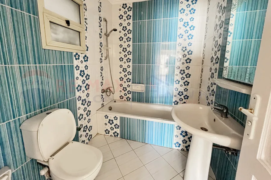 شقة للايجار 186 م سموحة (ش فوزي معاذ)